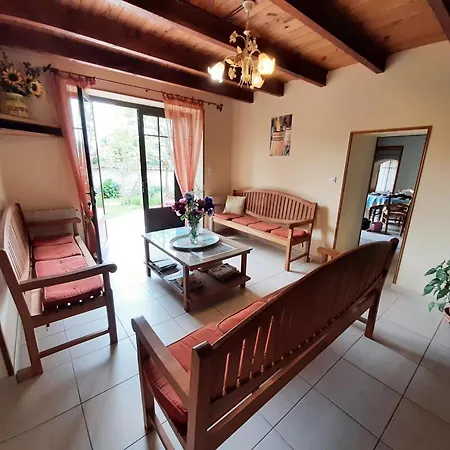 Familial Avec Jardin, Cheminee Et Equipements Bebe - Bellevigne, Charente - Fr-1-653-149 Viville