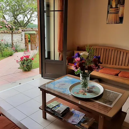 Familial Avec Jardin, Cheminee Et Equipements Bebe - Bellevigne, Charente - Fr-1-653-149 펜션