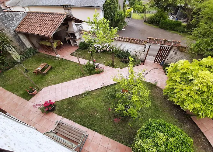 Familial Avec Jardin, Cheminee Et Equipements Bebe - Bellevigne, Charente - Fr-1-653-149 *